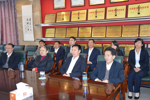 2012年11月8日，蓝天公司机关党员代表观看十八大开幕式。.jpg